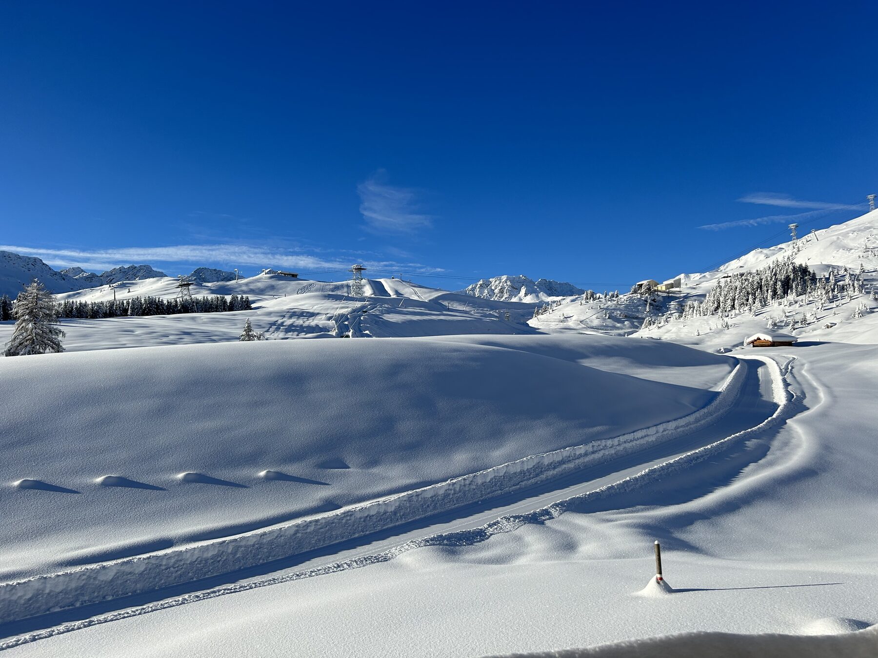 Die frisch gespurte Loipe über das verschneite Hochplateau