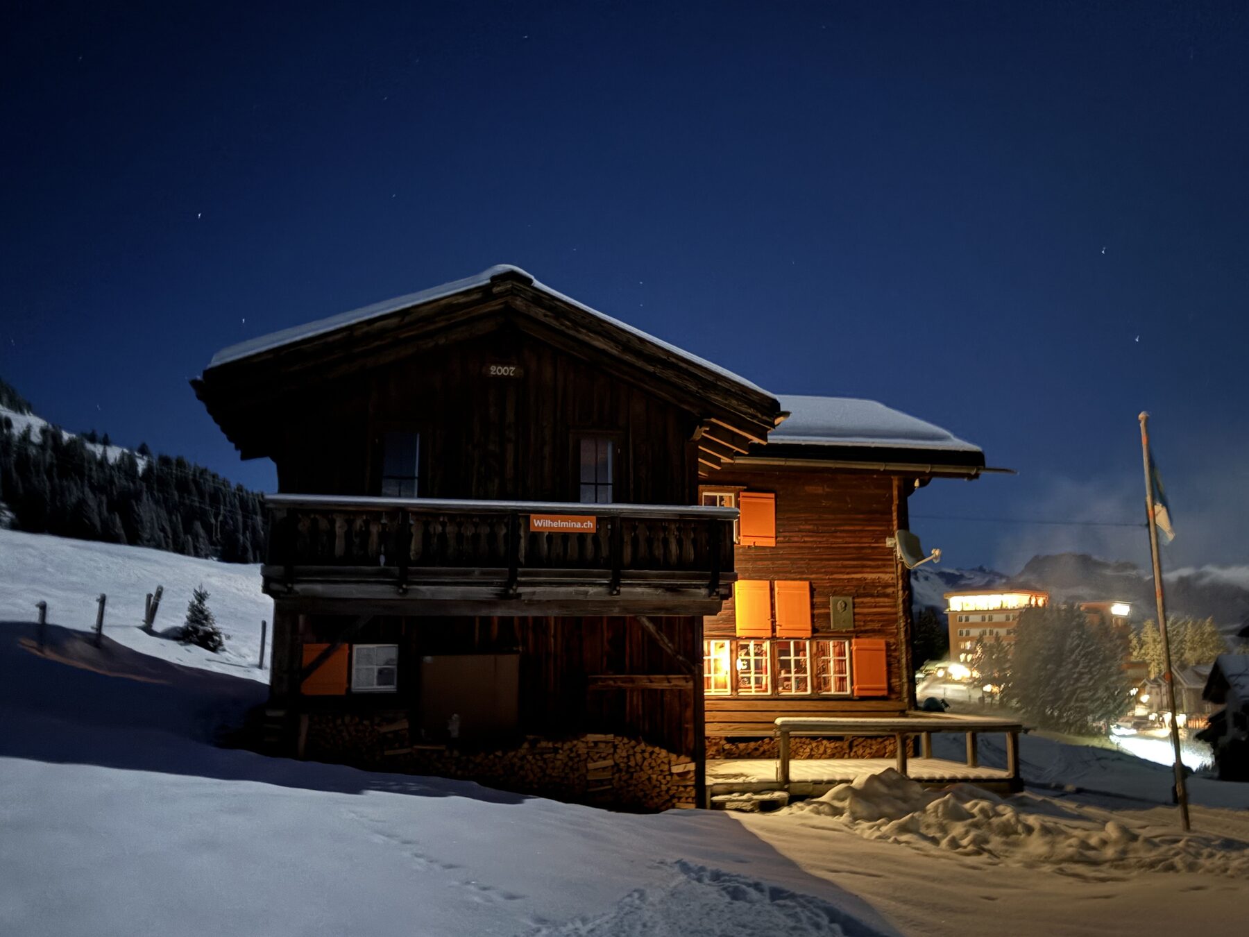 Das Chalet in der Dämmerung, die Fenster erleuchtet
