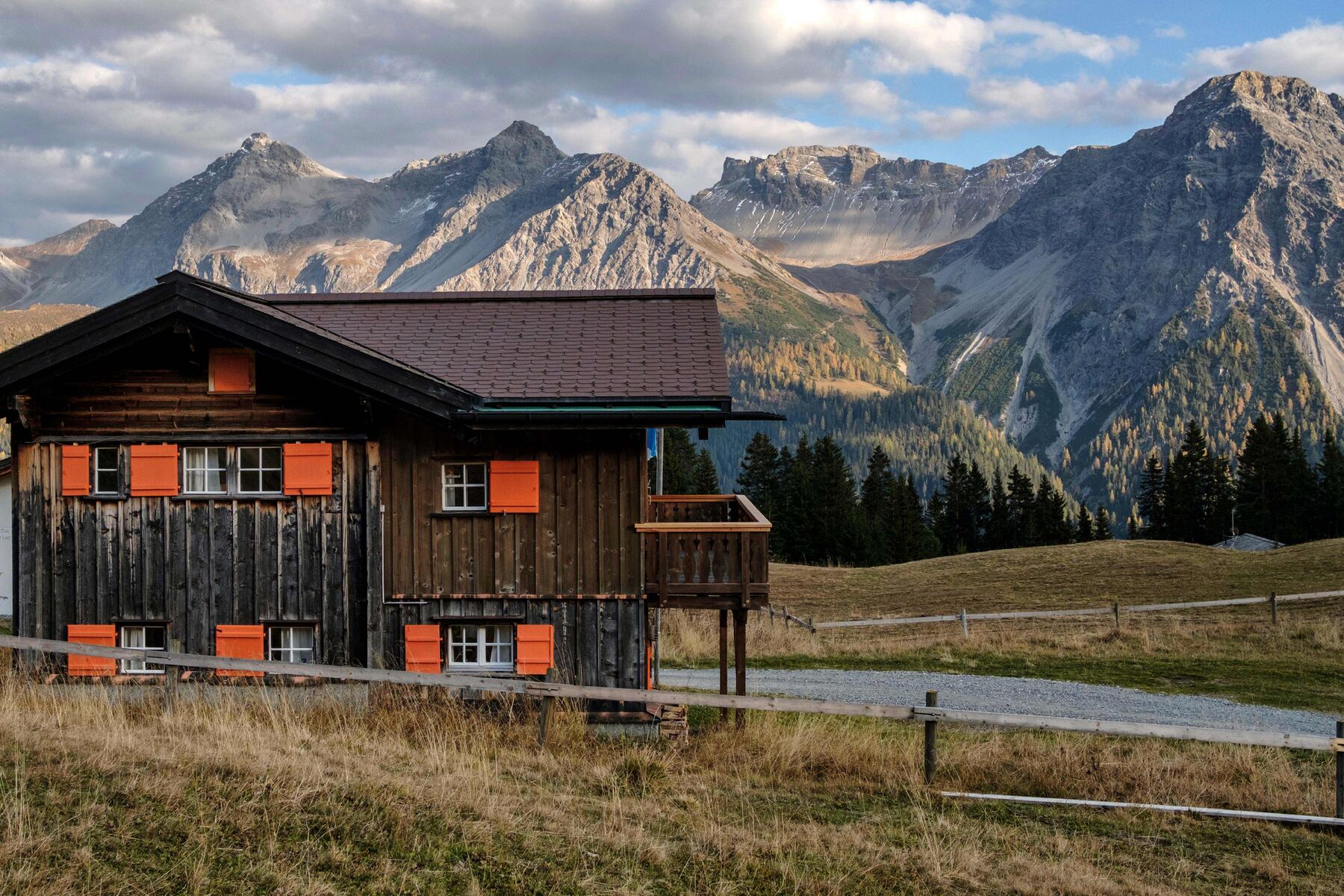 Das Chalet vor den Bergen, im Sommer
