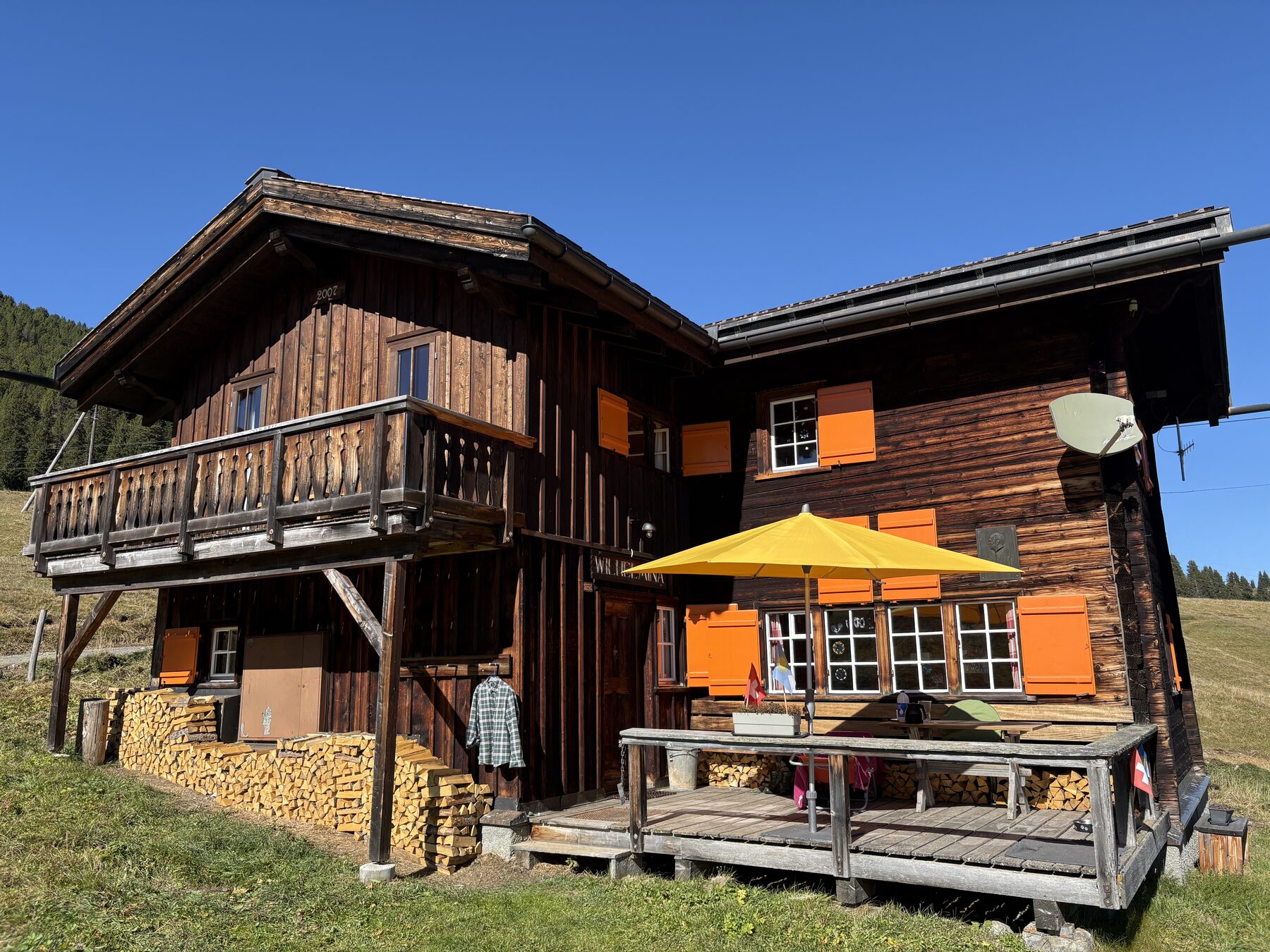 Die Terrasse mit gelbem Sonnenschirm, im Herbst