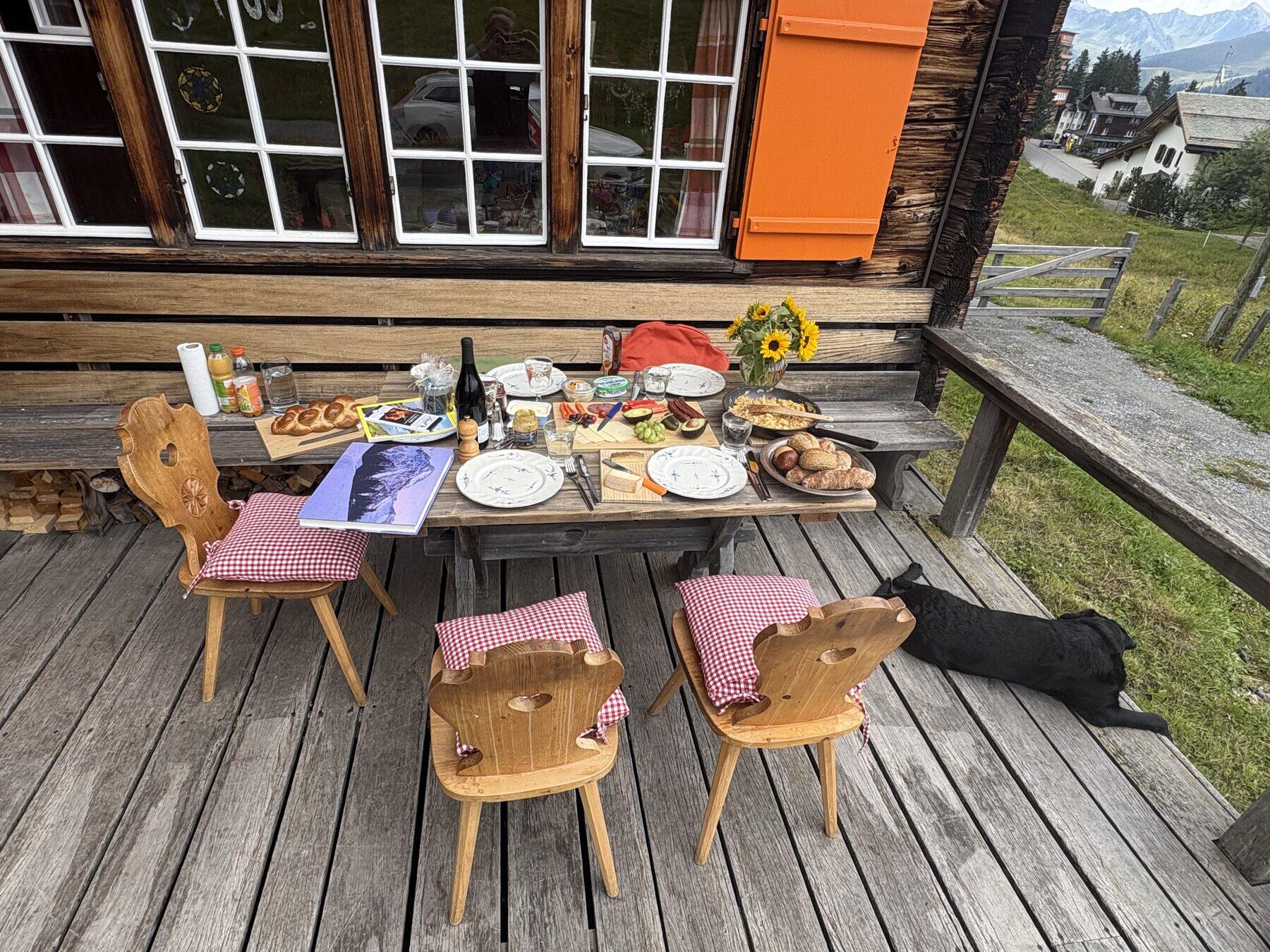 Der gedeckte Frühstückstisch auf der Terrasse, in der Morgensonne