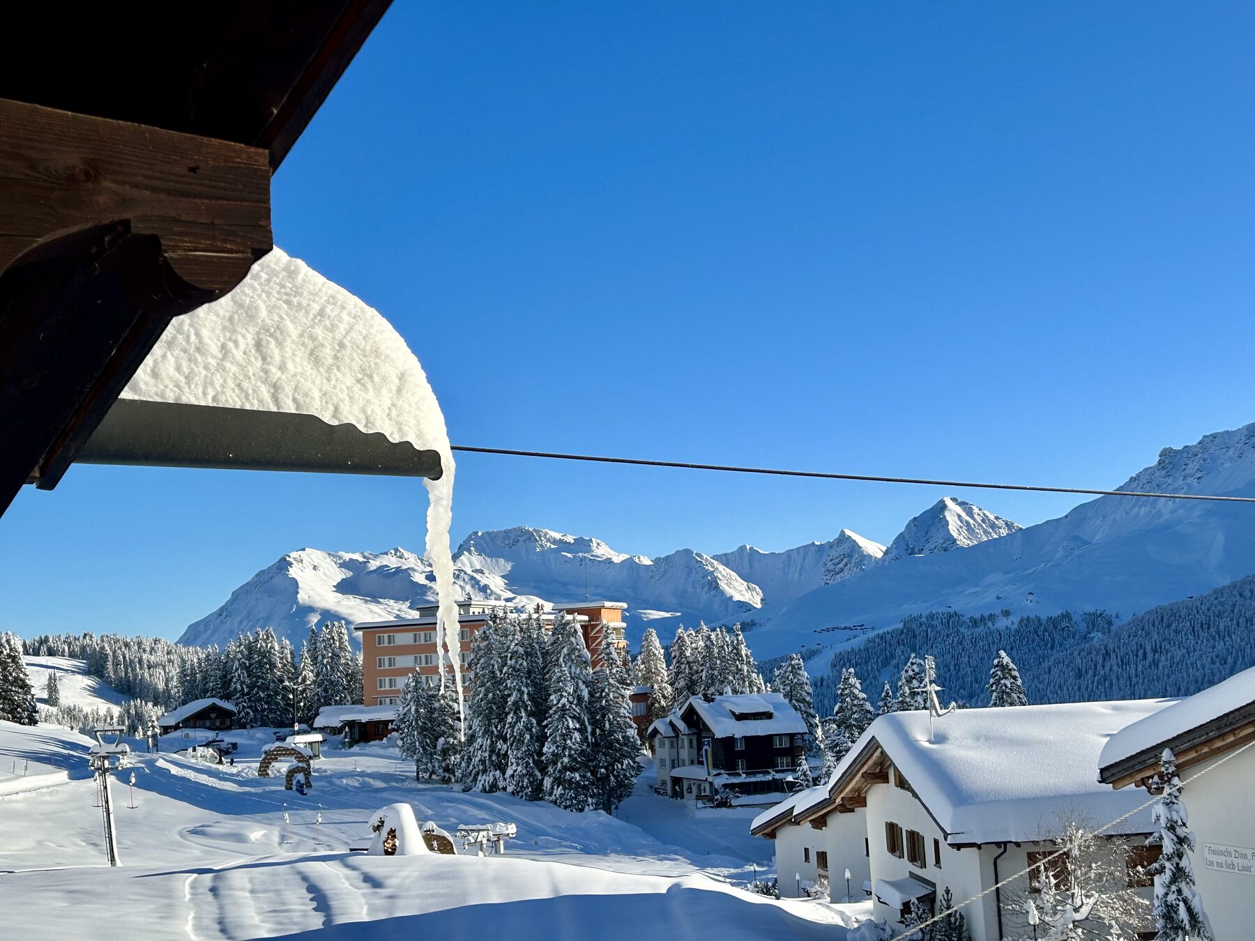 Vom Haus über das verschneite Prätschli, am Dach die Schneewechte