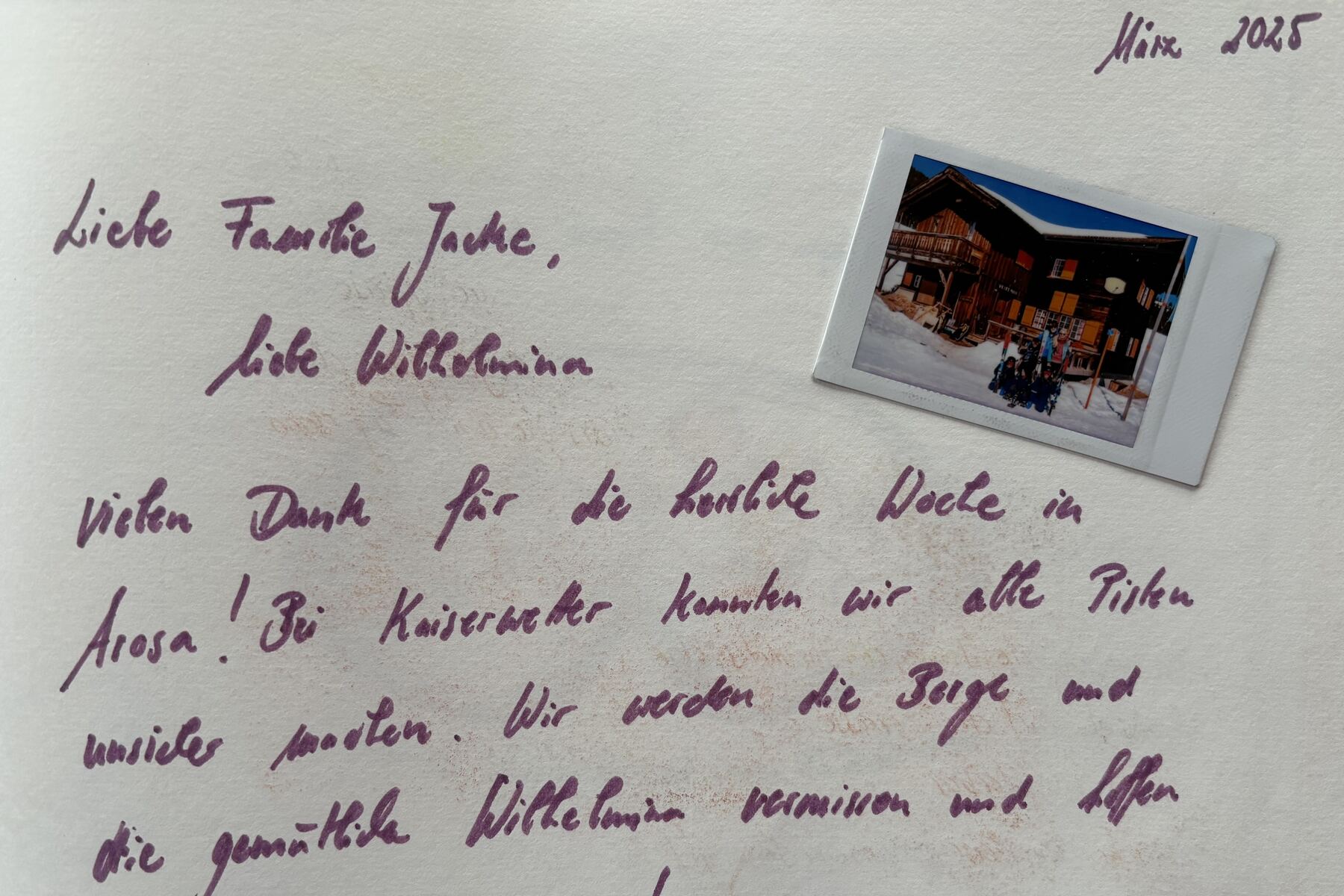 Der handgeschriebene Eintrag im Gästebuch, daneben ein Sofortbild vom Chalet im Schnee
