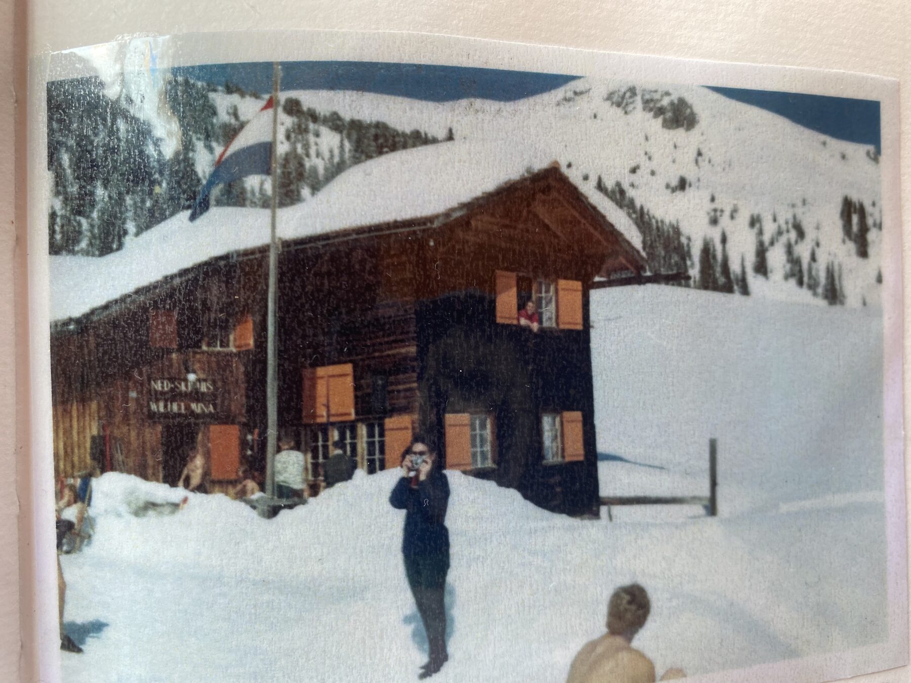 Archivfoto: das Chalet im Schnee, die Läden schon orange
