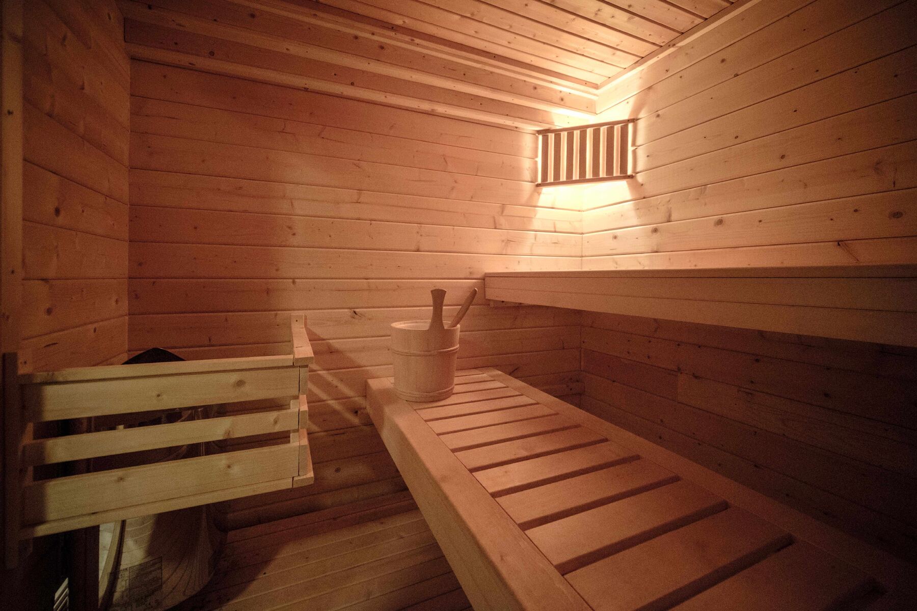 Die Sauna aus hellem Holz im Untergeschoss