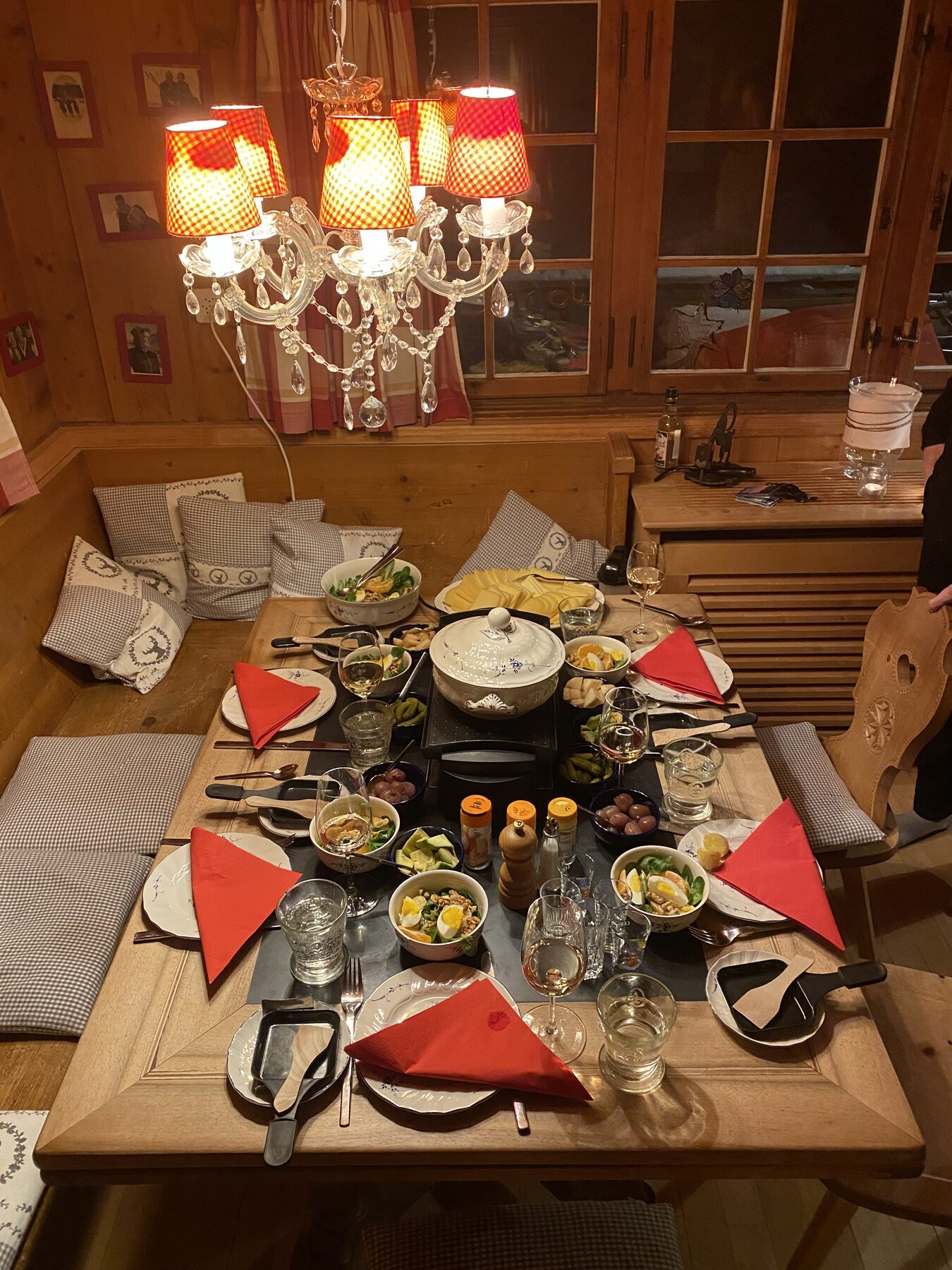 Der gedeckte Tisch in der Stube, darüber der Lüster