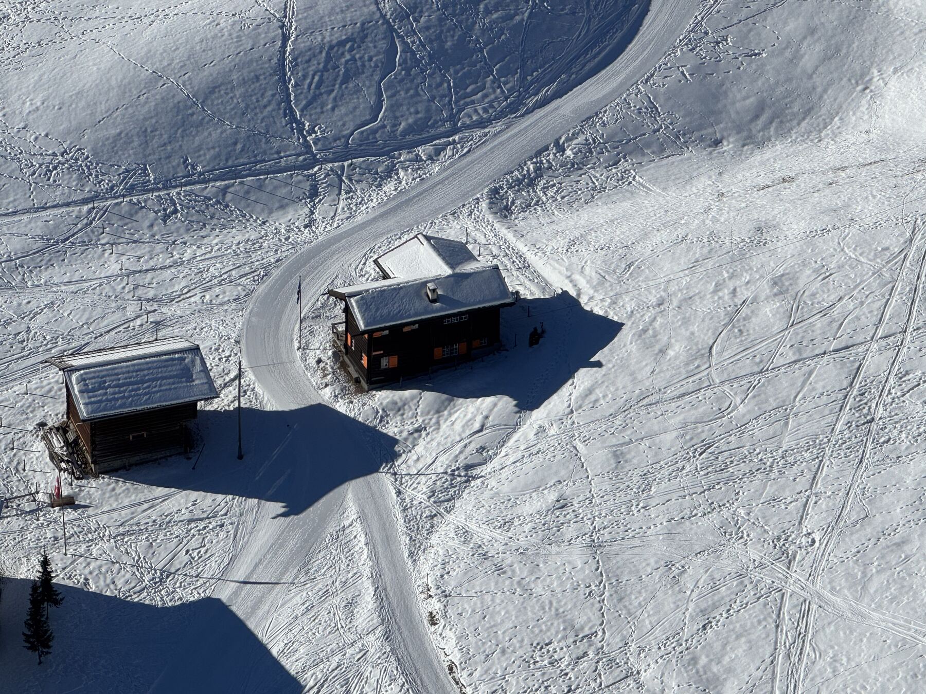 Das Chalet im Schnee, von oben